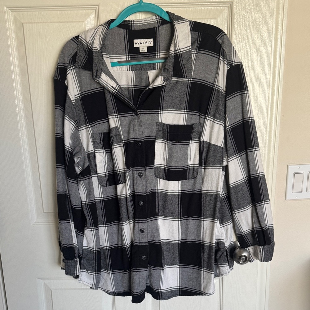 Ava & Viv Black & White Plaid Button-Up. Size 2X.
